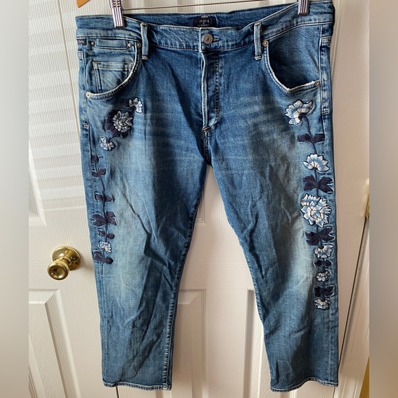Citizens Of Humanity Denim - Citizens of Humanity Floral Embroidered Medium Wash Mid-Rise Cropped Jeans SZ 31